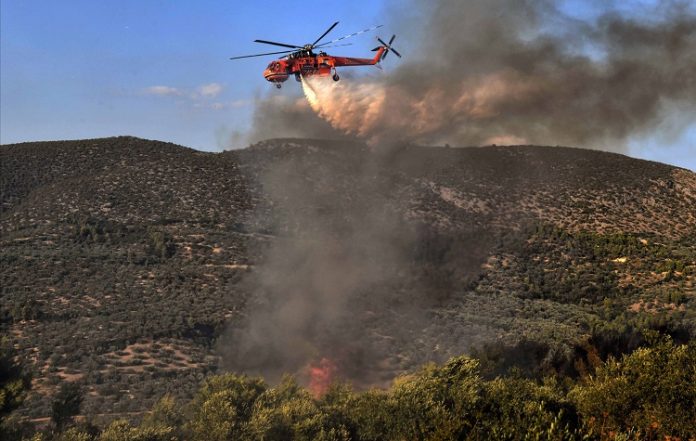 Σύγκρουση δύο πυροσβεστικών ελικοπτέρων στην Ψάθα