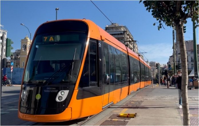 Νέα Σμύρνη: Πειθαρχική δίωξη στον οδηγό Τραμ που κάπνιζε ξυπόλητος
