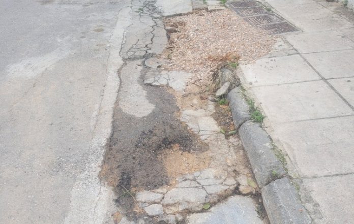 Για επικίνδυνο σκάμμα επί του οδοστρώματος προειδοποιεί ο Δήμος Ηλιούπολης ΦΩΤΟ: ΑΡΧΕΙΟΥ