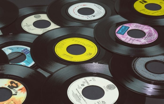Μουσικό ταξίδι από τα 60s έως τα 90s στην πλατεία Άρη Βελουχιώτη