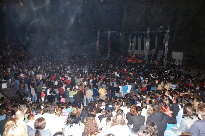 Με ένα πλούσιο πρόγραμμα συναυλιών και θεατρικών παραστάσεων συνεχίζεται το Φεστιβάλ Βράχων 2026, φιλοξενώντας στο Θέατρο Βράχων σημαντικούς καλλιτέχνες της ελληνικής μουσικής σκηνής και αξιόλογες θεατρικές παραγωγές.