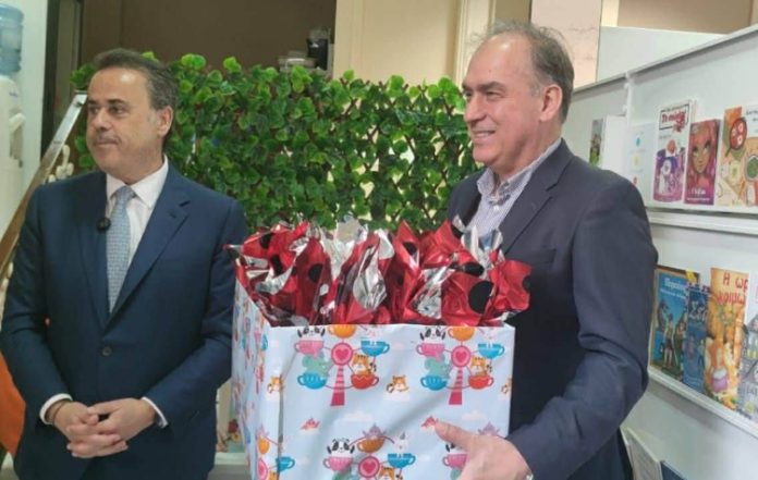 Στο Κοινωνικό Παντοπωλείο Δάφνης ο υπουργός Περιβάλλοντος