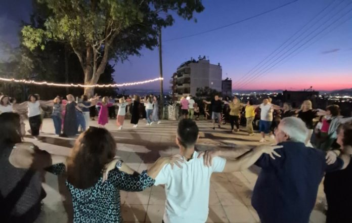 Βύρωνας: Μια καλοκαιρινή βραδιά που χώρεσε όλη τη γειτονιά στην αυλή του Ντάνκαν