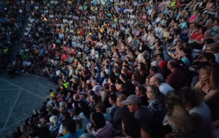 «Ρωμαίος και Ιουλιέτα» στο Πέτρινο Θέατρο με ελεύθερη είσοδο