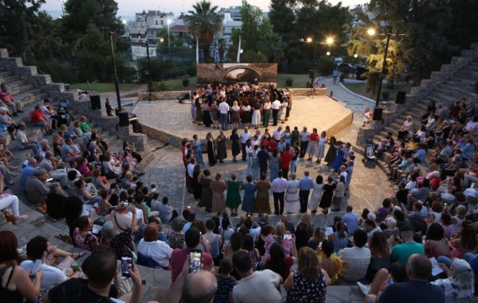 Παραδοσιακό αντάμωμα στο ανοιχτό Πέτρινο Θέατρο Αργυρούπολης