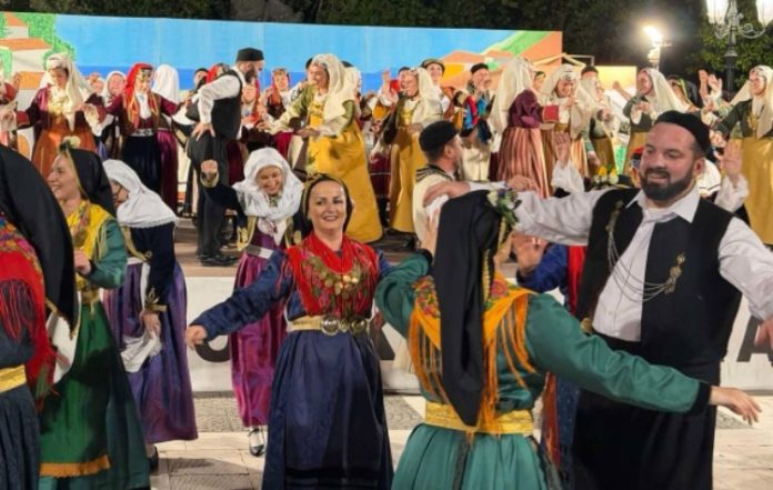Αντικριστά και Αντάμα» στην κατάμεστη Πλατεία Δαβάκη