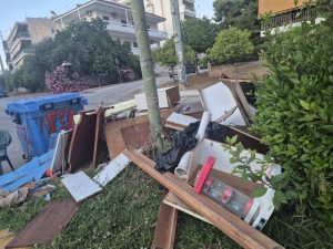Με πρόστιμα απειλούνται όσοι εφ' εξής πετούν ογκώδη αντικείμενα στους δρόμους της Ηλιούπολης
