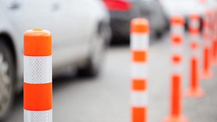 Βύρωνας: Παρέμβαση πολιτών για τα παράνομα εμπόδια και κολωνάκια σε γειτονιές