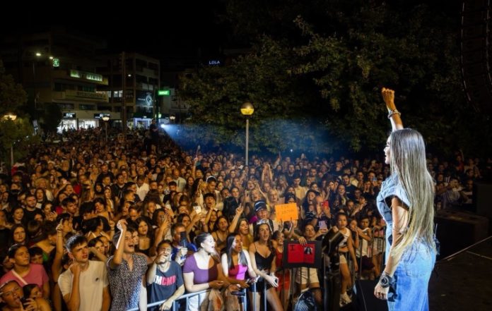 Χιλιάδες κόσμου κατέκλυσαν τον Άγιο Δημήτριο στην 1η Λευκή Νύχτα