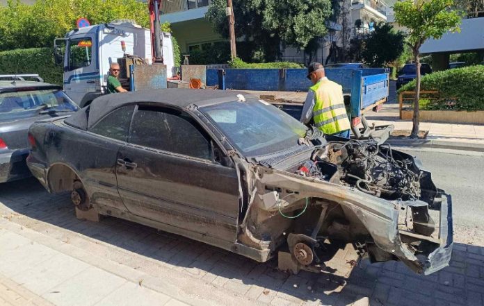 Σε εξέλιξη η απομάκρυνση εγκαταλελειμμένων οχημάτων στον Δήμο 3Β