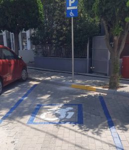Θέσεις στάθμευσης ΑμεΑ στον Άλιμο