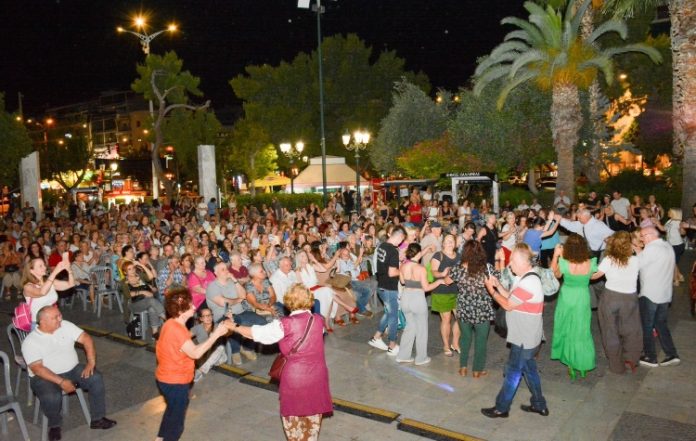 Καλλιθέα: Εκατοντάδες πολίτες ταξίδεψαν στο Αιγαίο με τον Παντελή Θαλασσινό