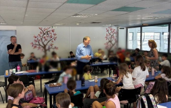 Βύρωνας: Επίσκεψη του δημάρχου στους μικρούς δημότες του «Καλοκαίρι στην Πόλη»