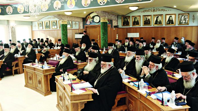 Έντονες διαφωνίες ακόμη και στους κόλπους της Ιεραρχίας έχει προκαλέσει η απόφαση της κυβέρνησης για μεγάλες αυξήσεις στους μισθούς του Αρχιεπισκόπου, των μητροπολιτών και άλλων ιεραρχών