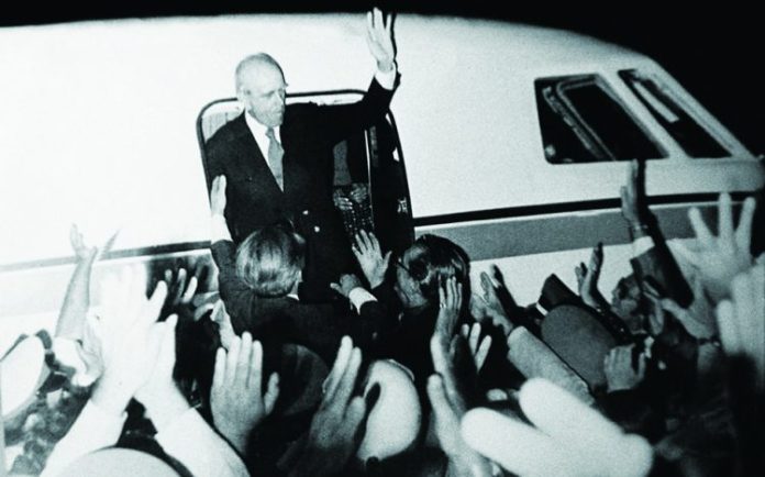 24 ΙΟΥΛΙΟΥ 1974: Έρχεται ο Καραµανλής