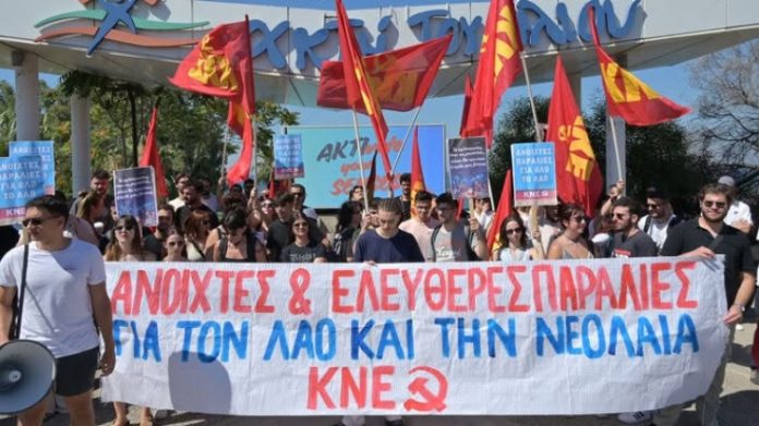 Κινητοποίηση της ΚΝΕ στον Άλιμο: Μια «περιουσία» το μπάνιο στις παραλίες της Αττικής