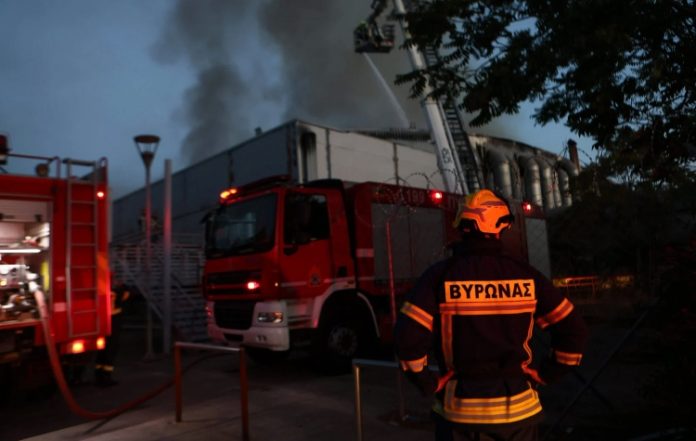 Άμεση συνδρομή της Πολιτικής Προστασίας Βύρωνα στη φωτιά στο Badminton