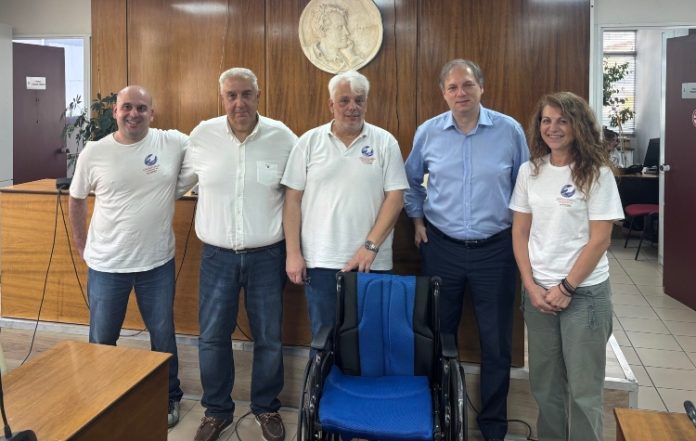 Δωρεά αναπηρικού αμαξιδίου στην Κοινωνική Υπηρεσία του Βύρωνα