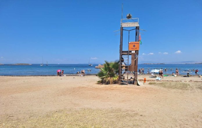 Σε πλήρη εξέλιξη τα δωρεάν «Θαλάσσια Μπάνια 2026» στην παραλία Καβούρι