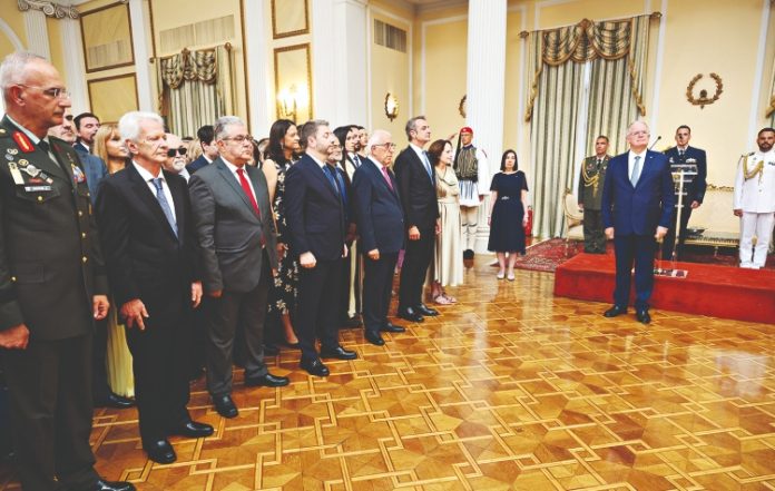 Προεδρικό Μέγαρο: Δεξίωση… εσωτερικού χώρου