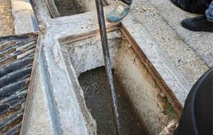 Πυρετώδεις οι εργασίες καθαρισμού των φρεατίων στην Γλυφάδα