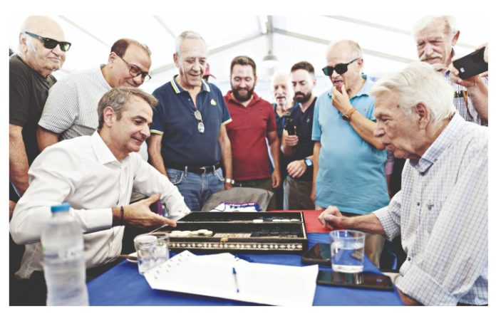 «Εκλογές το 2027», λένε στην κυβέρνηση, αλλά «εκλογές το φθινόπωρο» φωνάζει η τακτική του Μαξίμου