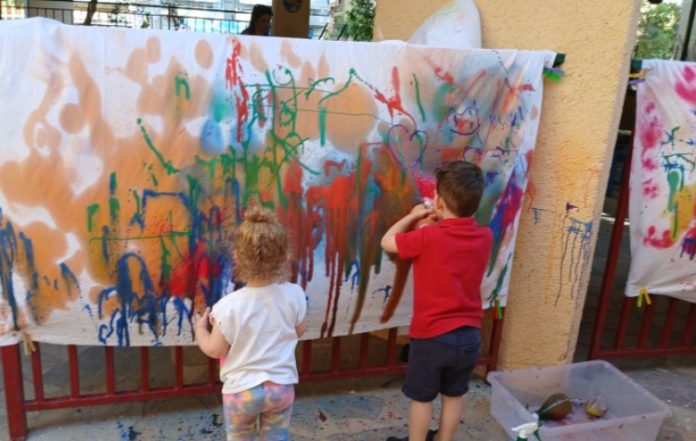 Με μουσική, παιχνίδια και «βουτιές» αποχαιρετούν τη σχολική χρονιά οι Δημοτικοί Παιδικοί Σταθμοί