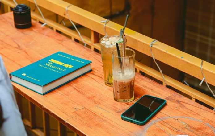Βιβλία, cocktails και καλοκαιρινές ιστορίες ξανά στο Booking Hill