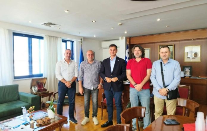 Στο Δημαρχείο Ζωγράφου ο υφυπουργός Εξωτερικών Χάρης Θεοχάρης
