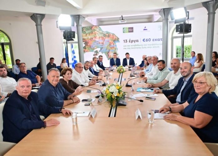 Το πρόγραμμα «Πράσινες Ανάσες για την Αττική», συνολικού ύψους 60,4 εκατ. ευρώ, το οποίο αποτελεί ένα ολοκληρωμένο σχέδιο 13 παρεμβάσεων στον δημόσιο χώρο, στο αστικό πράσινο και στις υποδομές Δήμων της Αττικής παρουσίασαν σε ειδική εκδήλωση στη Βίλα Καζούλη την Τετάρτη 26 Αυγούστου το Υπουργείο Περιβάλλοντος και Ενέργειας, η Περιφέρεια Αττικής και το Πράσινο Ταμείο.