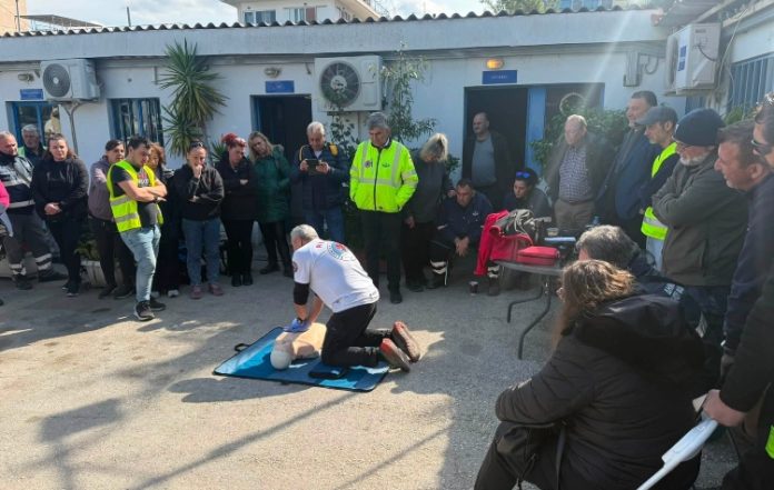 Πρώτες Βοήθειες και χρήση απινιδωτή: Εκπαιδεύονται οι εργαζόμενοι του Δήμου Παλαιού Φαλήρου