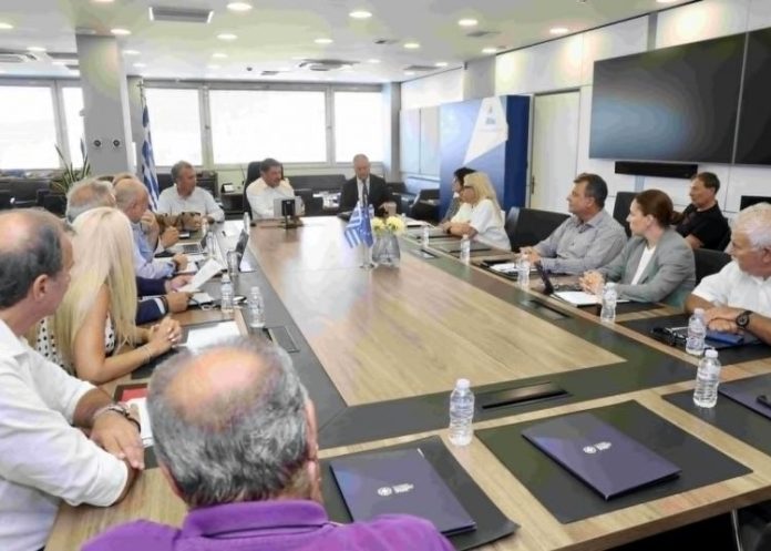 Σε περαιτέρω εντατικοποίηση των παρεμβάσεων για την αντιμετώπιση των κουνουπιών και τον περιορισμό του κινδύνου περαιτέρω διασποράς του ιού του Δυτικού Νείλου προχωρά η Περιφέρεια Αττικής, προσαρμόζοντας εκ νέου τον επιχειρησιακό σχεδιασμό της στα τελευταία επιδημιολογικά δεδομένα και δίνοντας ιδιαίτερη έμφαση στην Ανατολική Αττική.
