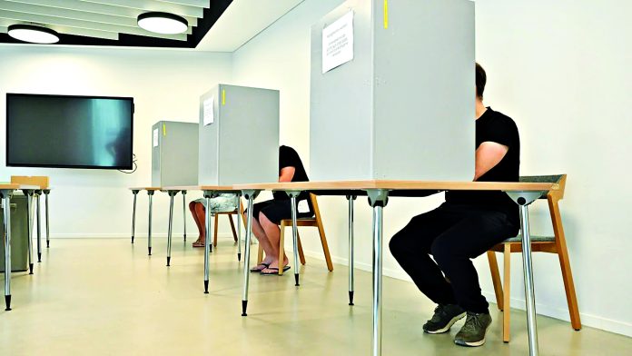 Οι αναλυτές μιλούν ήδη για το «πείραμα του Μαγδεβούργου», αλλά οι προεκτάσεις και οι συνέπειες που μπορεί να έχει αυτό το πείραμα στην πολιτική σκηνή της Γερμανίας και ολόκληρης της Ευρώπης είναι εξαιρετικά πιθανό να ισοδυναμούν με έναν πολιτικό σεισμό.