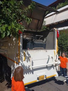 Δημοτικοί υπάλληλοι της καθαριότητας στους δρόμους της Ηλιούπολης