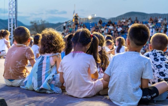 «Ένας κόσμος παιδιά»: Η μουσική επιθεώρηση του Σταύρου Παρχαρίδη 