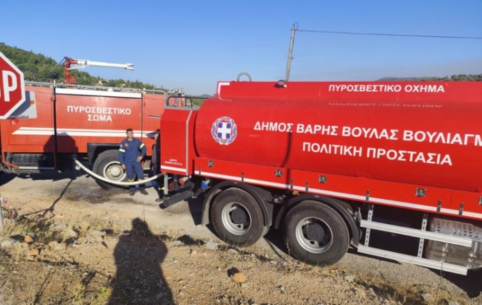 Το μεγαλύτερο πυροσβεστικό όχημα του Δήμου ΒΒΒ στη μάχη με τις φλόγες