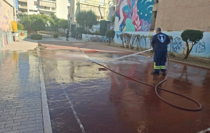 Βύρωνας: Εργασίες καθαρισμού στα προαύλια των σχολείων
