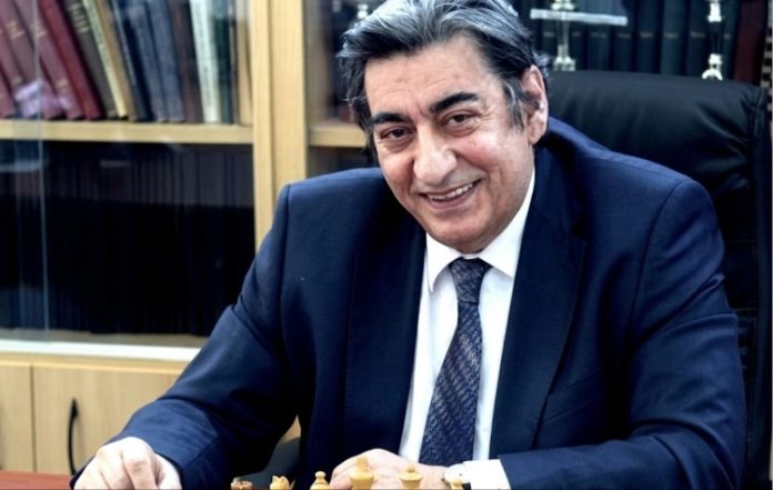 Ο Στάθης Ψυρρόπουλος αποχαιρετά τον σκακιστή Γιώργο Μακρόπουλο