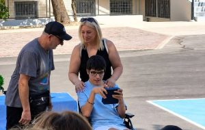 O μαθητής Παναγιώτης Παπαδόπουλος με την μητέρα του και γραμματέα του Συλλόγου Γονέων και Κηδεμόνων Μάγδα Μπακαλίδη