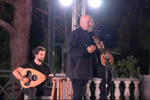 Ο Νίκος Ζωιδάκης με την ορχήστρα του ξεσήκωσαν μικρούς και μεγάλους στα Σούρμενα