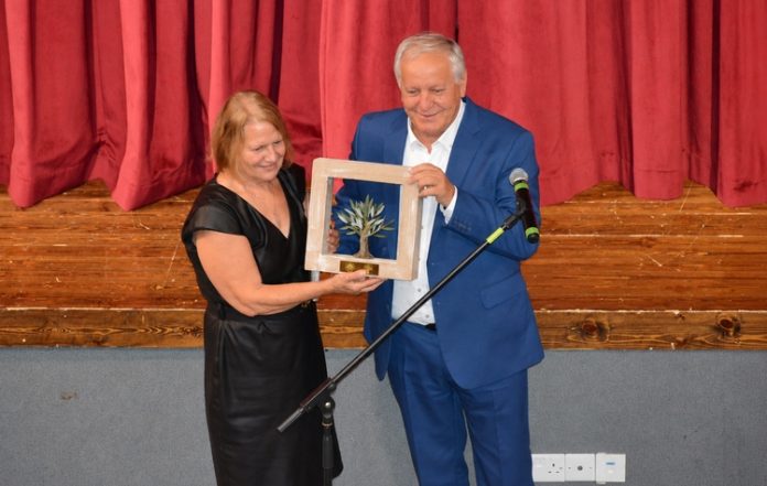 Αντιπροσωπεία του Δήμου Καλλιθέας, σε συνεργασία με τον Πολιτιστικό Σύλλογο ΠέΖΟ, συμμετείχε στις εκδηλώσεις του Ιδρύματος «Πανίκος Χατζηχαμπής» στην Κύπρο, ανταποδίδοντας την παρουσία εκπροσώπων του Ιδρύματος στην επετειακή εκδήλωση που είχε πραγματοποιηθεί τον Ιούλιο στην Πλατεία Κύπρου της Καλλιθέας. Στις 26 Σεπτεμβρίου, η αντιπροσωπεία έδωσε το «παρών» στην τοπική Γιορτή Κρασιού στη Λεμεσό, ενώ την επόμενη ημέρα οι εκδηλώσεις συνεχίστηκαν στον φιλόξενο ιδιωτικό χώρο της προέδρου του Ιδρύματος, Χρυστάλλας Χατζηχαμπή. Συναντήσεις με ιστορικό και πολιτιστικό αποτύπωμα Ιδιαίτερα συγκινητική ήταν η γνωριμία με τον Δημήτρη Δημητρίου, καθώς ο θείος του, Ανδρέας Δημητρίου, υπήρξε αγωνιστής της ΕΟΚΑ και απαγχονίστηκε από τους Βρετανούς. Προς τιμήν του, ο Δήμος Καλλιθέας έχει δώσει το όνομά του σε οδό της πόλης, διατηρώντας ζωντανή τη μνήμη της ιστορικής του διαδρομής. Στις 28 Σεπτεμβρίου, η θεατρική ομάδα του Πολιτιστικού Συλλόγου ΠέΖΟ παρουσίασε στο Δημοτικό Θέατρο Ύψωνα το έργο «Γάμος Αλαλούμ», προσφέροντας άφθονο γέλιο στο κυπριακό κοινό. Με αφορμή την παράσταση, ο δήμαρχος Καλλιθέας, Κώστας Ασκούνης, είχε την ευκαιρία να συνομιλήσει με τον δήμαρχο Κουρίου, Παντελή Γεωργίου. Οι δύο αυτοδιοικητικοί αντάλλαξαν σκέψεις και προβληματισμούς, ενώ διατύπωσαν τη δέσμευσή τους για περαιτέρω συνεργασία μεταξύ των Δήμων τους. Ο Κώστας Ασκούνης υπογράμμισε τη σημασία της ενίσχυσης των πολιτιστικών σχέσεων με αντίστοιχους συλλόγους της μαρτυρικής Κύπρου, δίνοντας ιδιαίτερη έμφαση στον Δήμο Κουρίου.
