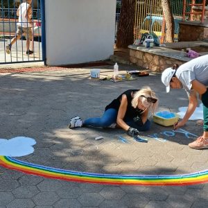 Το 7ο Δημοτικό Σχολείο Γλυφάδας ετοιμάζεται να γεμίσει με χρώμα