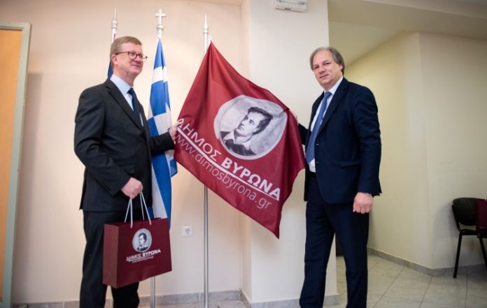 Ταξίδι στην ιστορία με οδηγό τον Λόρδο Βύρωνα – Τα εγκαίνια της έκθεσης στον Καρέα