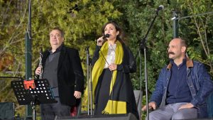 Η πλατεία Σουρμένων γέμισε μια μία ακόμη φορά με μουσικές, χορό και παράδοση