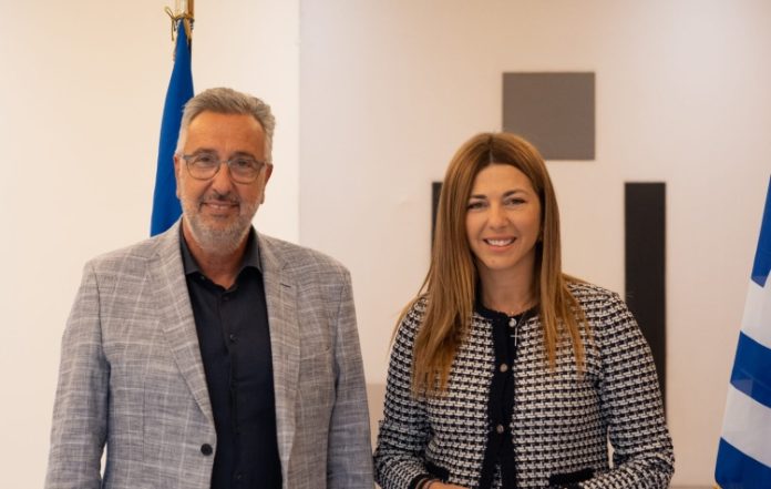 Συνάντηση Μαμαλάκη – Ζαχαράκη: Ανάκληση των συγχωνεύσεων τμημάτων στα σχολεία
