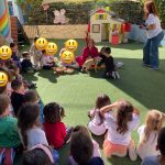 Τα μικρά παιδιά μαθαίνουν για την υπεύθυνη φροντίδα των τετράποδων φίλων τους