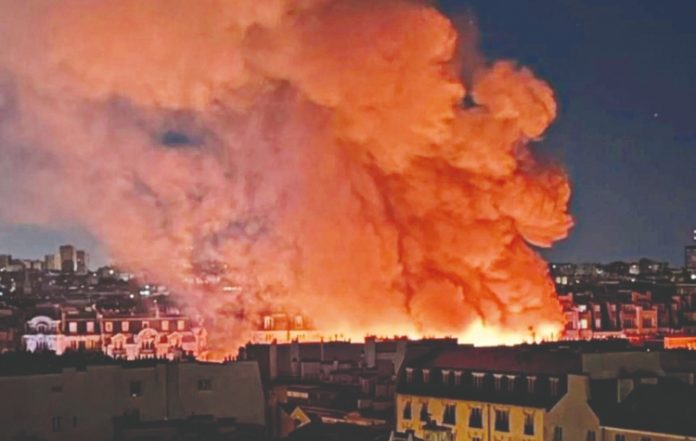 Παρίσι: Στάχτη έγινε η «παλιά αγορά»…